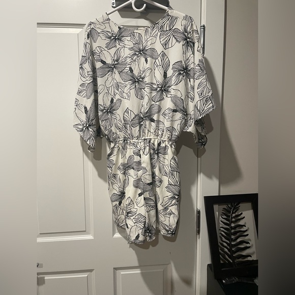 FLS Romper- Super pretty - Picture 2 of 3